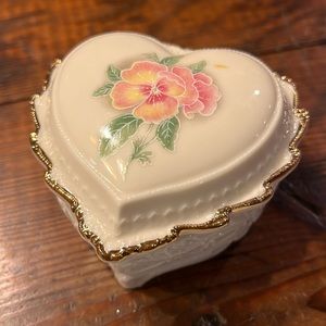 Heritage House ceramic musical jewelry box